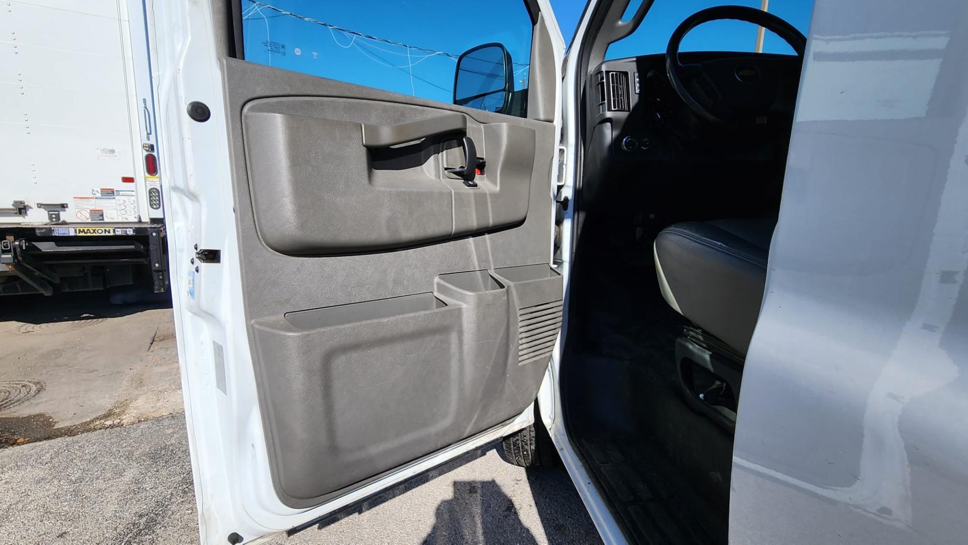 2020 White Chevrolet Express 3500 Cargo (1GCZGGFG7L1) with an 6.0L V8 OHV 16V FFV engine, 6A transmission, located at 1842 Wirt Road, Houston, TX, 77055, (713) 973-3903, 29.805330, -95.484787 - Photo#9